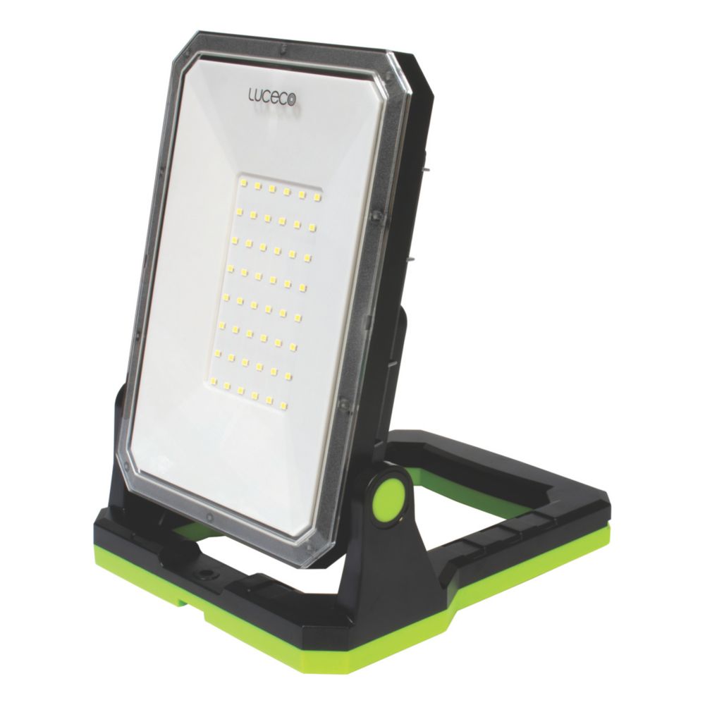 Projecteur de chantier LED rechargeable portable magnétique pliable Luceco avec crochet et chargeur portatif 1300lm